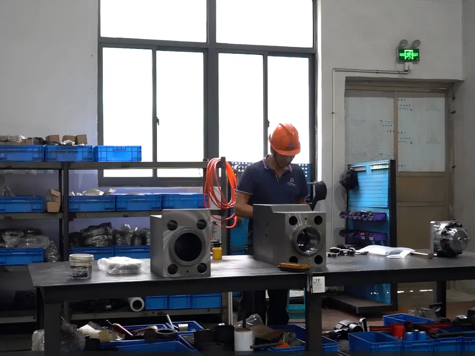 Hydraulic cylinder assembly workshop at ORISE MACHINERY