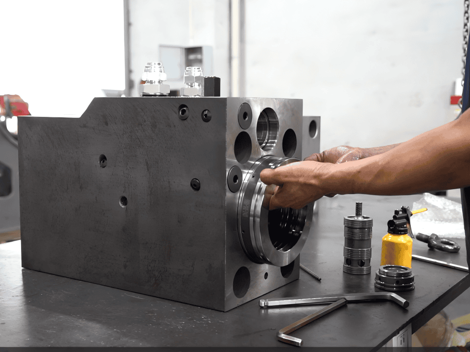 Clean assembly of hydraulic cylinder components at ORISE MACHINERY